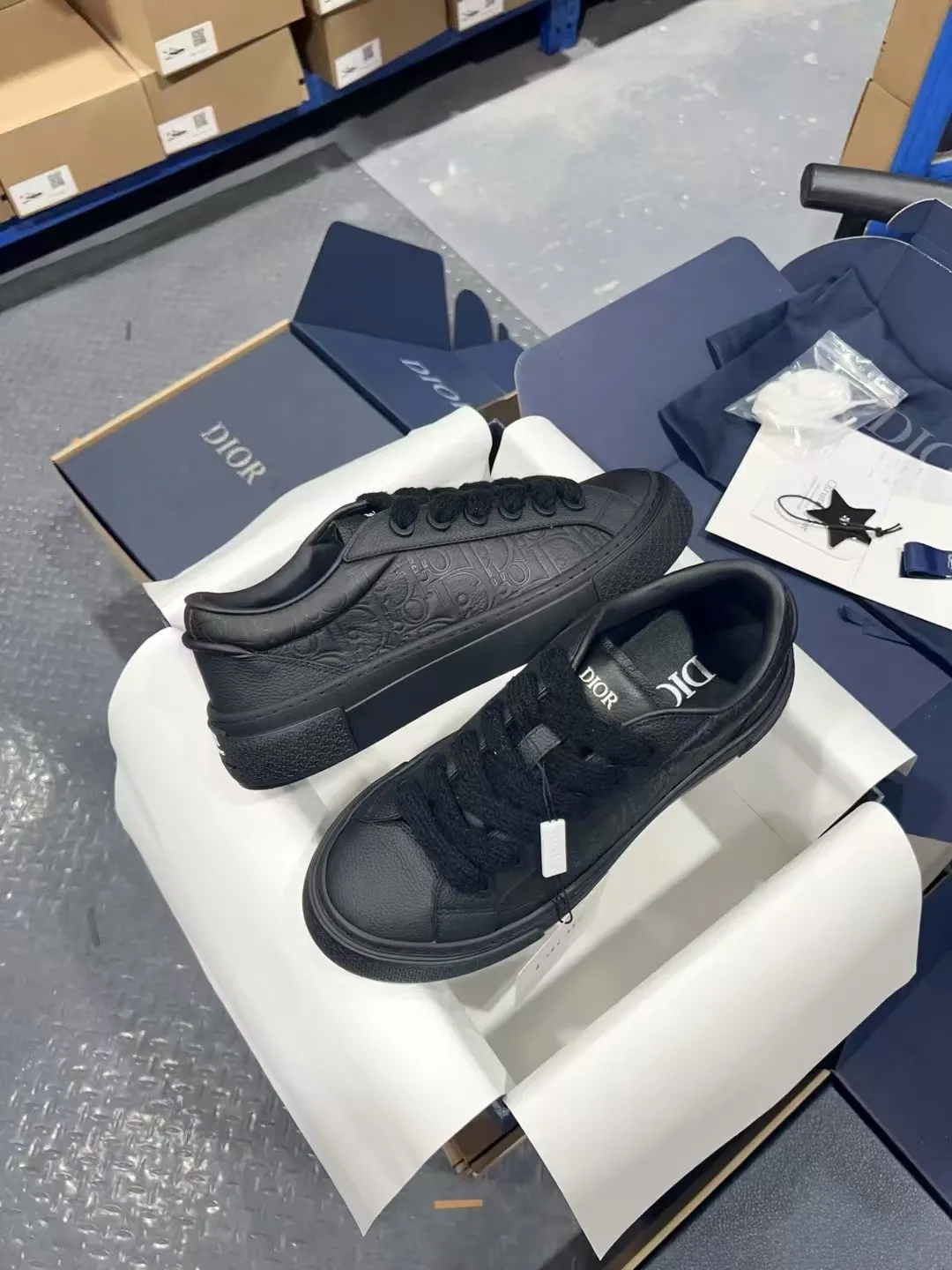 👟👟Ex-factory price 560👟👟 𝐃𝐢𝐨𝐫 𝐱 𝐒𝐭𝐨𝐧𝐞 𝐈𝐬𝐥𝐚𝐧𝐝 𝐁𝟯𝟯 Dior co-branded Stone Island new casual sports shoes Skateboard shoes 111111111 This B33 sneaker comes from the DIOR AND STONE ISLAND limited series. It is a new interpretation of the classic tennis shoe. The fashionable silhouette highlights the heavy texture. The black-dyed cotton has a delicate wash and soft texture, and is finished with the classic Oblique print on the sides, paying homage to the exceptional craftsmanship of the exclusive collaboration. The tongue is embossed with the Dior signature, while cannage panels on the front, DIOR AND STONE ISLAND signature on the back and insole. The rubber outsole features the Dior Oblique pattern, while a contrasting Dior 30 Avenue Montaigne signature on the rear adds style. It can add a modern touch to various casual looks, and can also be matched with other DIOR AND STONE ISLAND items. Exquisite packaging at the delivery counter🛍📦 Customized cowhide material, sheepskin lining, original molded outsole Size: 35-45